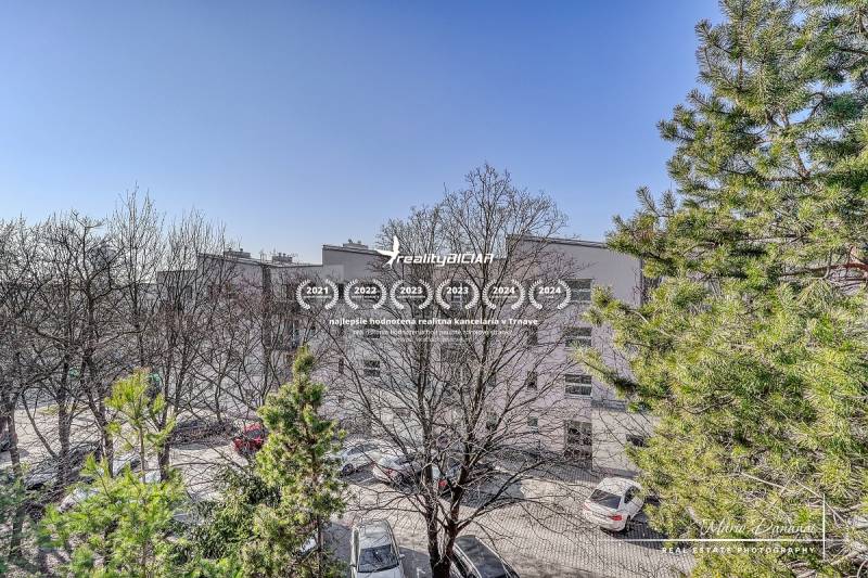 Blick auf die Veterná-Straße in Trnava aus einer 4-Zimmer-Wohnung, man sieht Bäume und Autos.