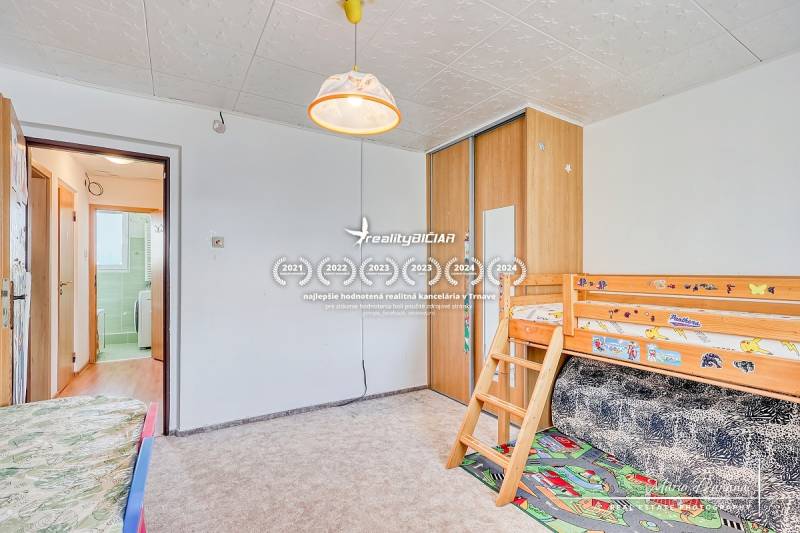 Kinderzimmer in einer 4-Zimmer-Wohnung mit Etagenbett und Einbauschrank.