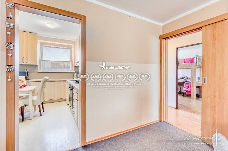 Küche und Kinderzimmer in einer 4-Zimmer-Wohnung mit Holzboden.