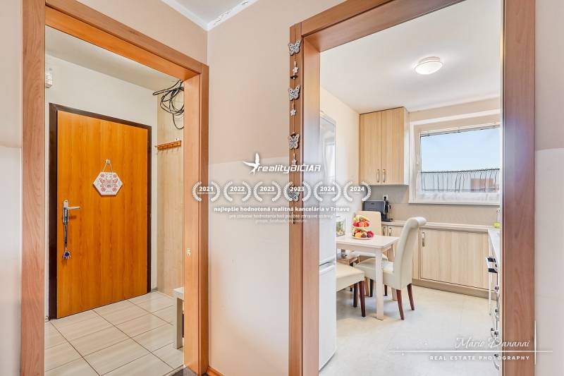 Innenraum einer 4-Zimmer-Wohnung mit Holzboden und heller Küche.