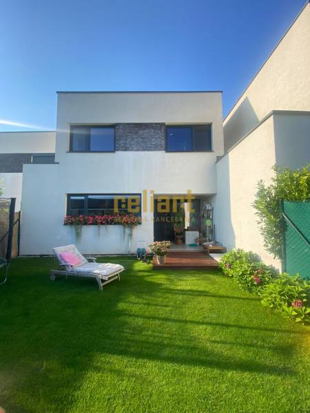 Das Einfamilienhaus in der Radová-Straße in Nová Dedinka hat einen gepflegten Garten mit einer Liege.