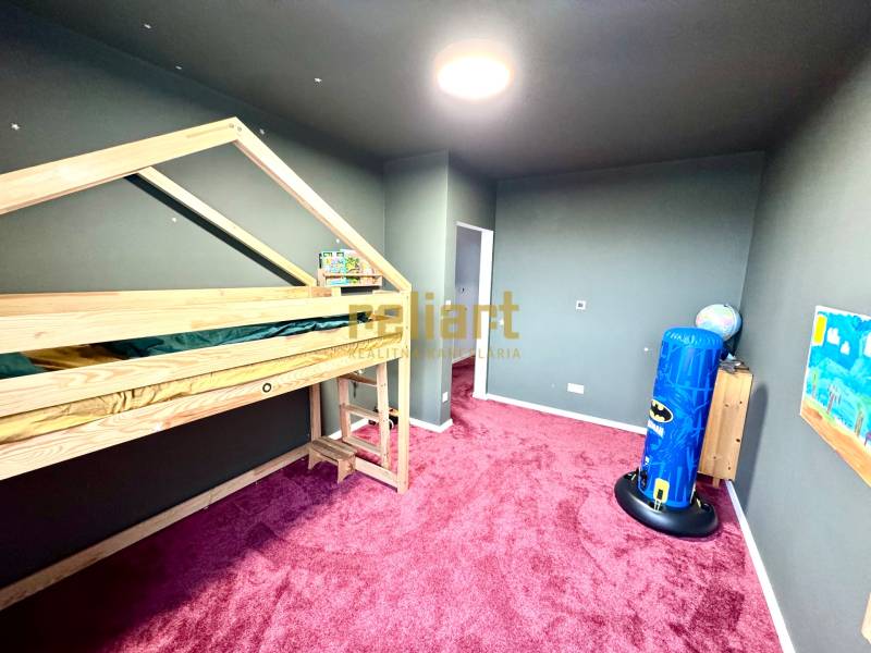 Kinderzimmer in einem Einfamilienhaus mit Holzboden und einem Etagenbett.