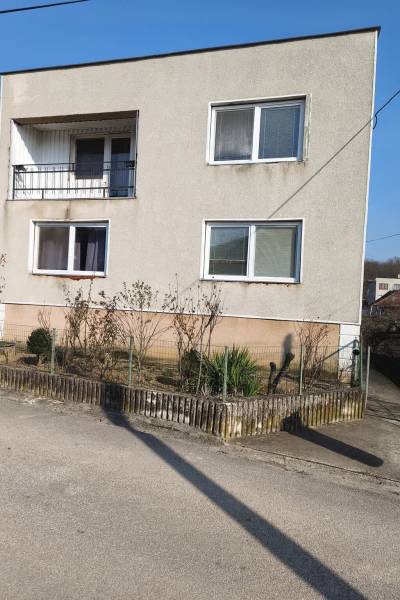 Ein Einfamilienhaus in Mankovce, zweistöckig mit Balkon und angrenzendem Gartengrundstück.