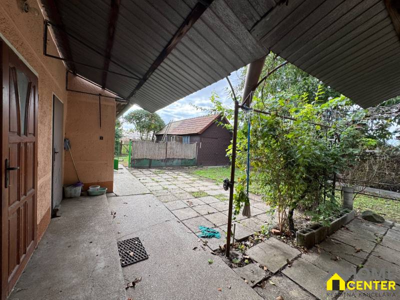 Ein Einfamilienhaus in Komárno mit einem geräumigen Hof und einem Pavillon, umgeben von Grün.