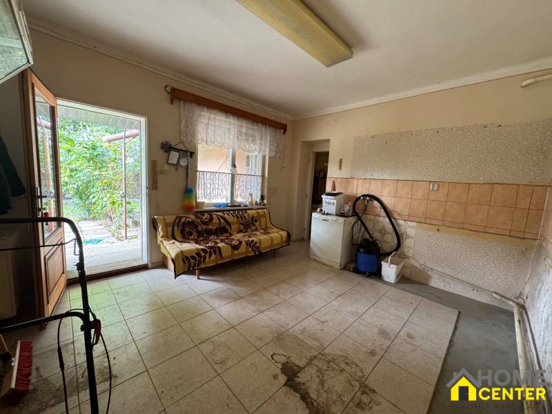 Innenraum eines Einfamilienhauses mit Sofa und direktem Zugang zum Garten.