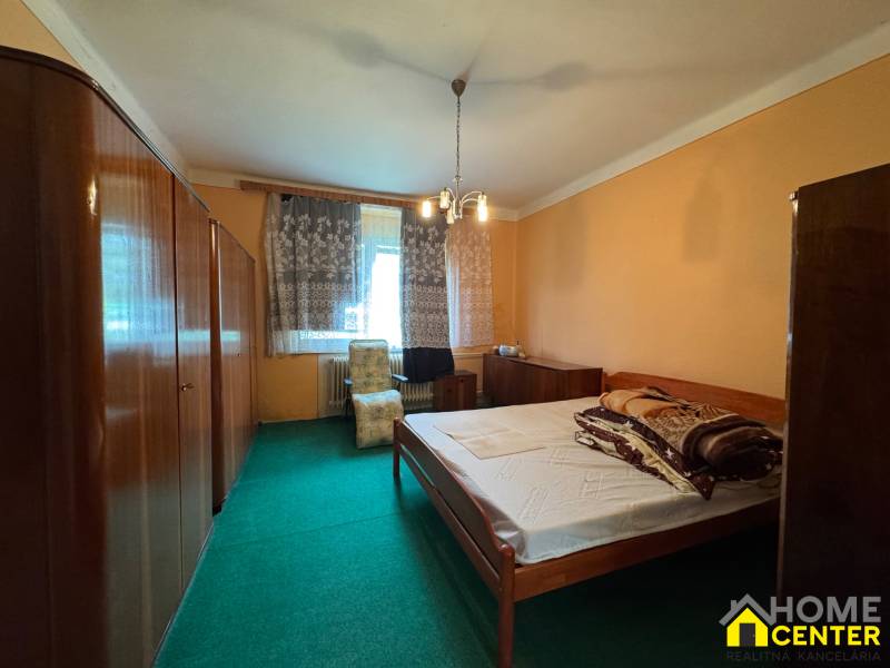 Schlafzimmer in einem Einfamilienhaus mit Teppichboden und Holzmöbeln.