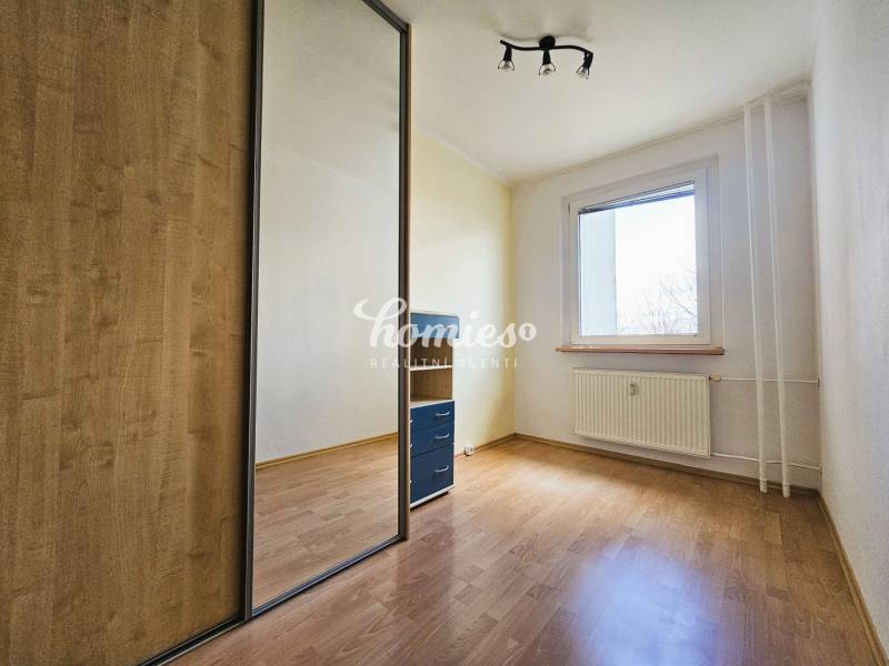 Ein Zimmer in einer 3-Zimmer-Wohnung mit einem Boden in Holzoptik und einem Einbauschrank.