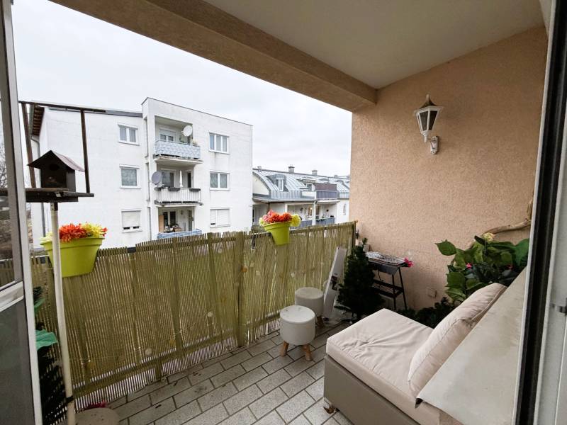 Balkon in einer 3-Zimmer-Wohnung mit Blick auf ein Gebäude in der Stadt Kittsee.