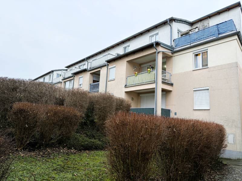 Exterieur eines 3-Zimmer-Hauses in Kittsee mit Garten und Balkonen.