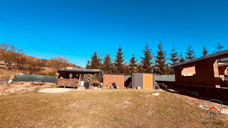 Hausbau in Prosačov: Garten, Terrasse, beginnender Bau und Hecke in der Straße Prosačov.