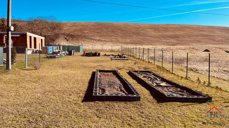 Bau von Häusern in Prosačov in der Prosačov-Straße, trockenes Gelände mit eingezäuntem Grundstück.