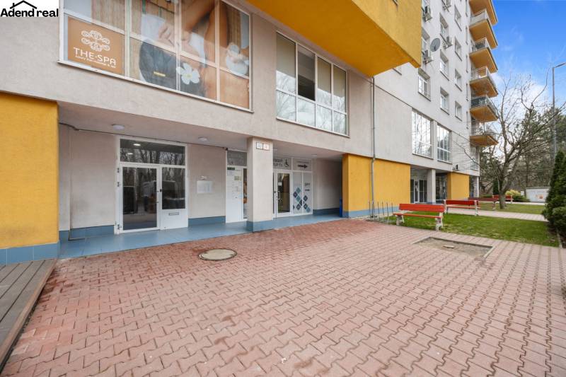 Fassade des Gebäudes in der Antolska-Straße in Bratislava - Petržalka mit Geschäftsräumen.