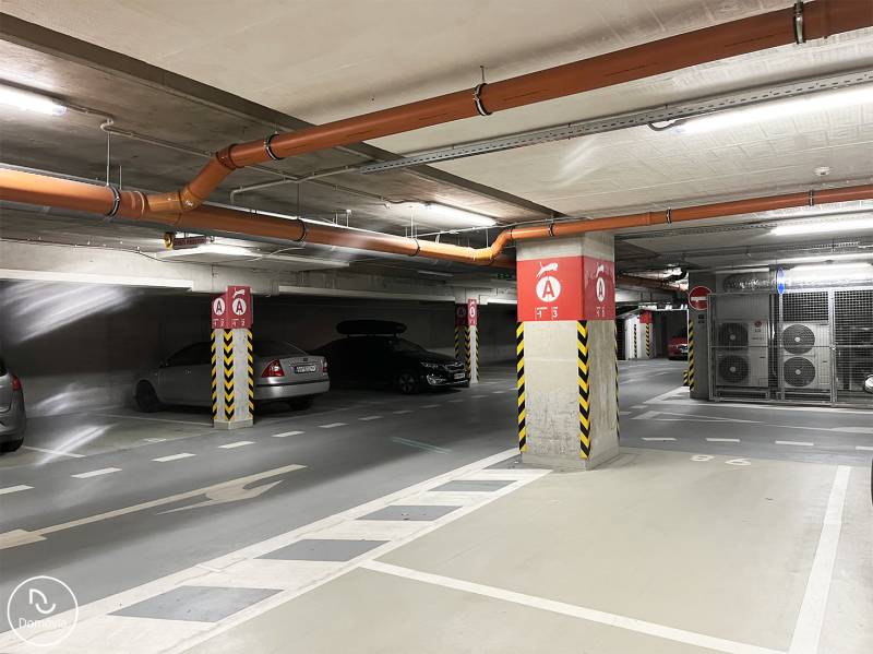 Unterirdischer Parkplatz in Bratislava - Ružinov in der Plynárenská Straße mit mehreren Parkplätzen.