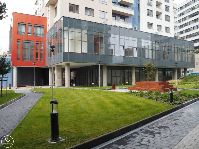 Ein modernes Gebäude mit großen verglasten Wänden in der Plynárenská-Straße in Bratislava - Ružinov.