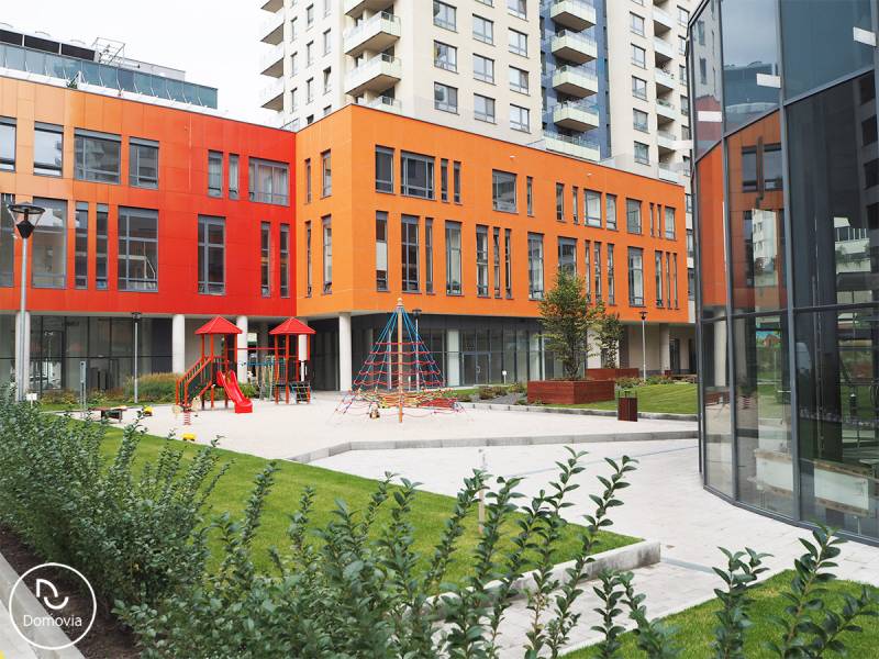 Spielplatz mit modernen Wohnhäusern in der Plynárenská-Straße in Bratislava - Ružinov.