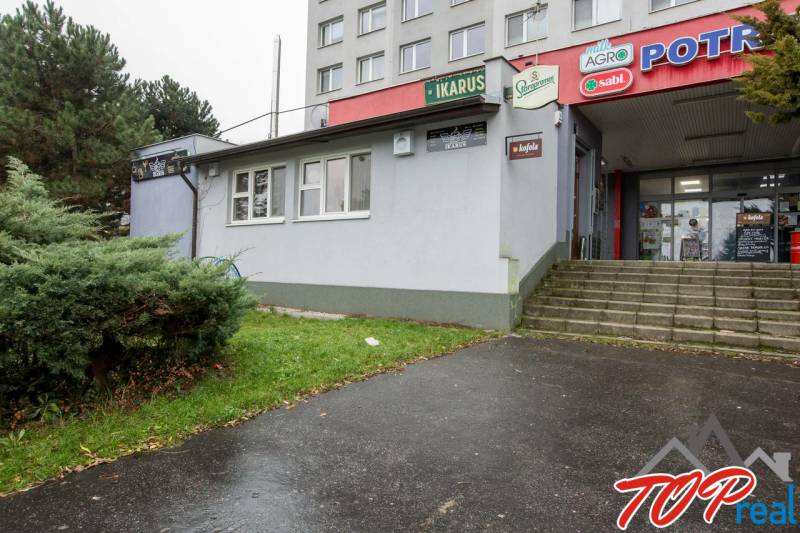 Gastronomische Räumlichkeiten in der Žižkova-Straße in Košice - Stadtteil Juh, mit Treppe und Grünflächen.