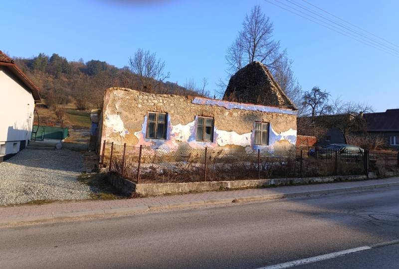 Verlassenes Gebäude auf einem Grundstück in Sklabina, geeignet zum Wohnen.