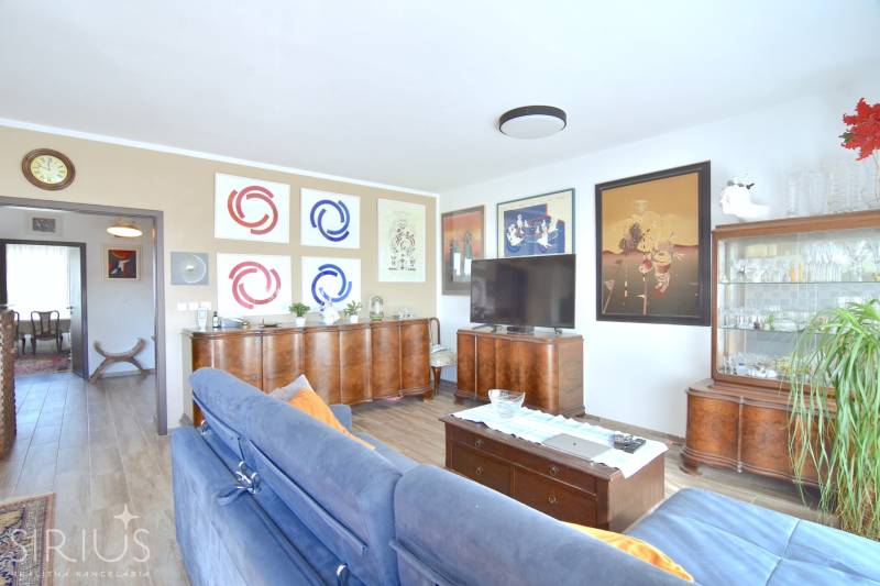 Wohnzimmer in einer 3-Zimmer-Wohnung mit Holzboden und stilvollen Möbeln.