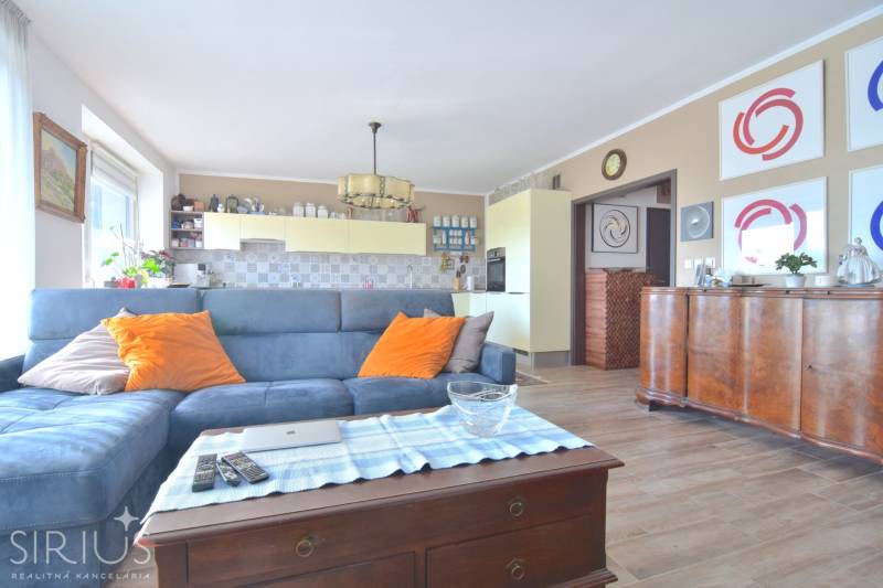 Wohnzimmer mit blauer Couch, Holzboden, 3-Zimmer-Wohnung.