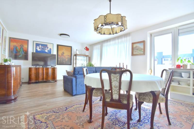 Wohnzimmer mit Esstisch, Sofa und Holzboden in einer 3-Zimmer-Wohnung.