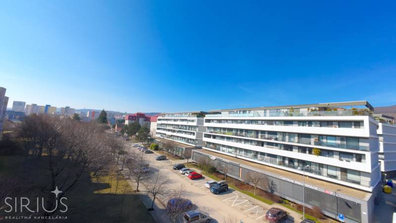 Wohnkomplex in der Straße Pri vinohradoch in Bratislava - Rača, Blick auf den Park und den Parkplatz.