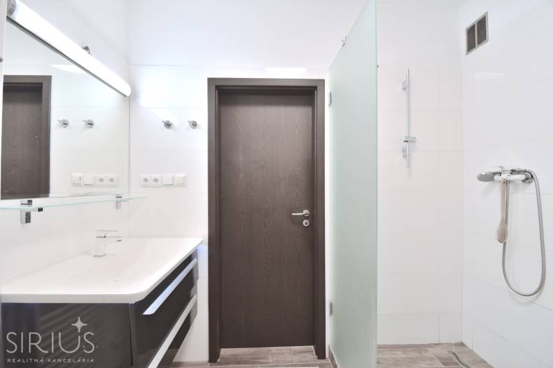 Badezimmer mit Duschkabine und Glasabtrennung in einer 3-Zimmer-Wohnung.