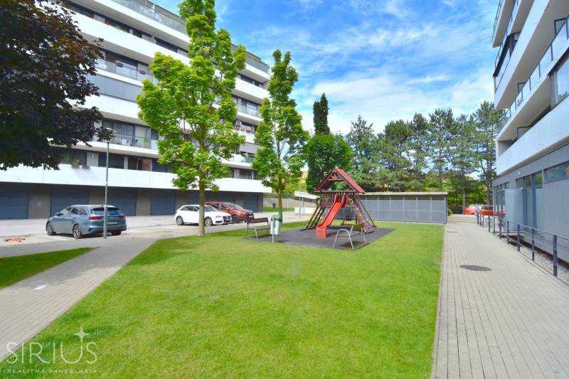 Spielplatz vor den Wohnhäusern in der Straße Pri vinohradoch in Bratislava - Rača.