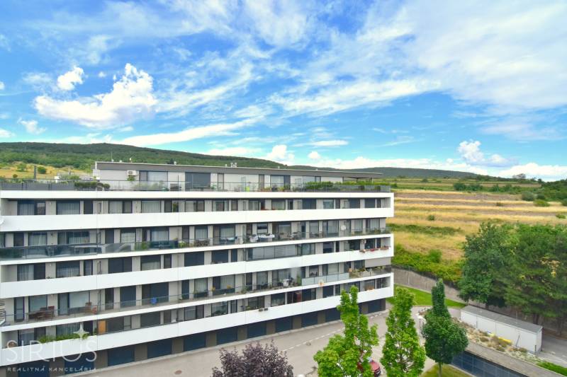 Containerhaus in Bratislava - Rača in der Straße Pri vinohradoch mit Blick auf die Weinberge.