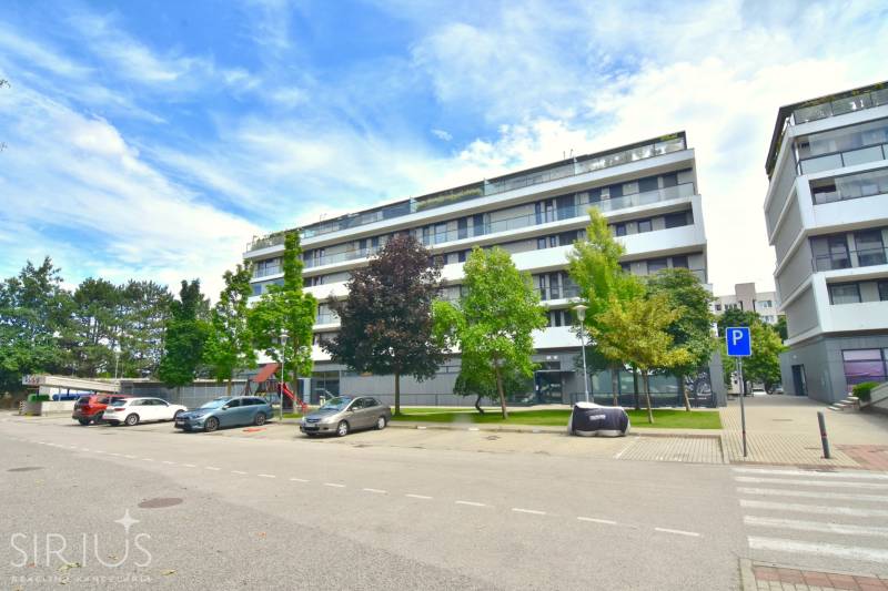 Wohnkomplex mit Grünflächen in der Straße Pri vinohradoch in Bratislava - Rača.