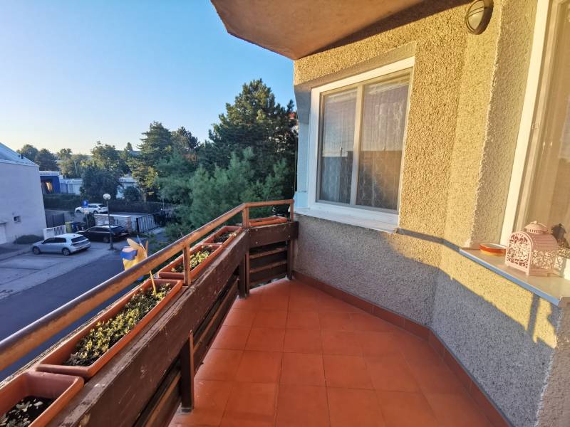 Der Balkon einer 4-Zimmer-Wohnung in der Priekopnícka-Straße in Bratislava - Podunajské Biskupice mit Blumenkästen.