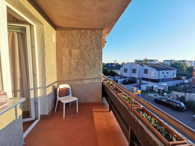 Balkon in der Priekopnícka-Straße in Bratislava - Podunajské Biskupice mit Blick auf die Häuser.