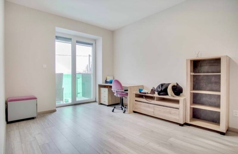 Helle Innenräume einer 3-Zimmer-Wohnung mit Holzboden und Balkon.