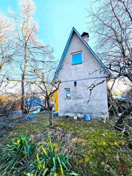 Das Haus in der Palmová-Straße in Košice - Stadtteil Sever, umgeben von Garten und Bäumen.