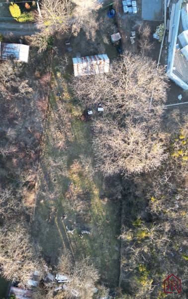 Luftaufnahme eines Gartens mit Hütten und Bäumen in der Palmstraße, Košice - Stadtteil Sever.