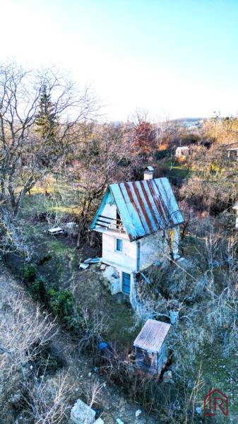 Eine Hütte umgeben von Natur in der Palmenstraße in Košice – Stadtteil Sever.
