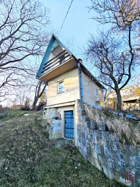 Das Haus in der Palmová-Straße in Košice - Stadtteil Sever, steht am Hang.
