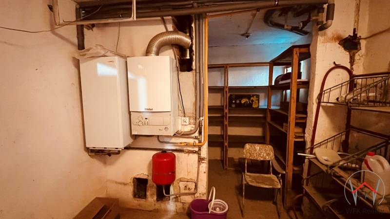 Heizraum mit Kessel und Regalen im Keller einer 3-Zimmer-Wohnung.