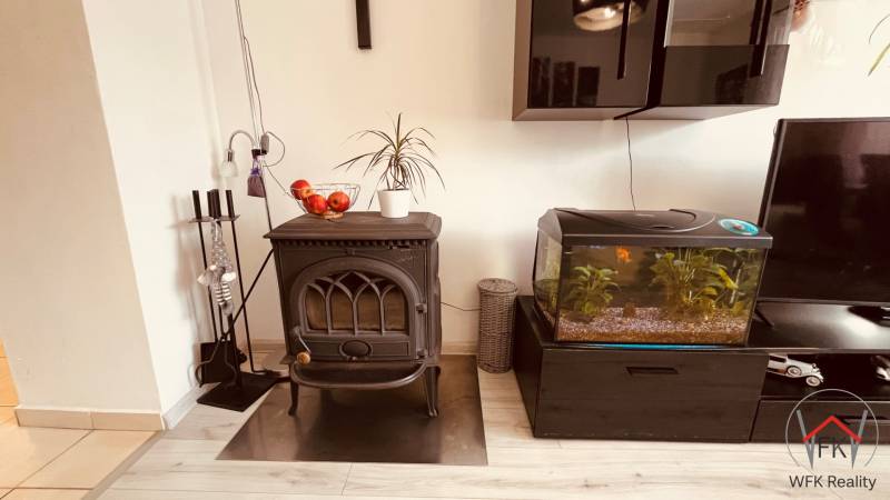 In der 3-Zimmer-Wohnung befinden sich ein Kamin, ein Aquarium und ein Boden mit Holzdekor.