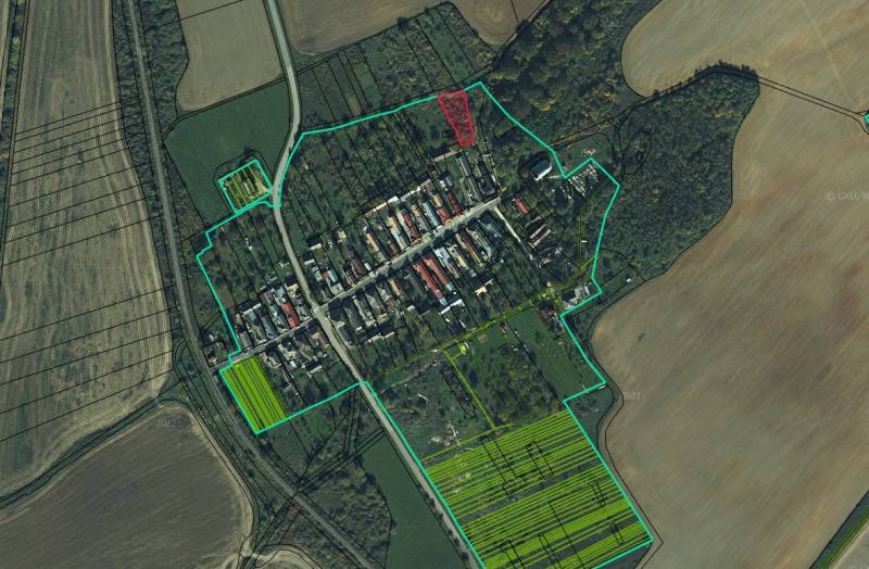 Luftaufnahme von Erholungsgrundstücken in der Gemeinde Gemerské Teplice, umliegende Felder und Wälder.