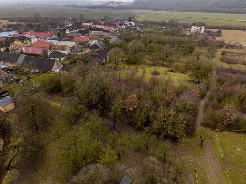 Natürliche Szenerie in den Erholungsgebieten bei Gemerské Teplice mit Blick auf die nahegelegenen Häuser.