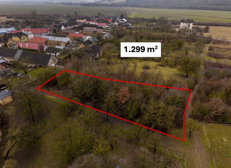 Freizeitgrundstücke in Gemerské Teplice, Fläche 1.299 m², umgeben von Natur und Grün.