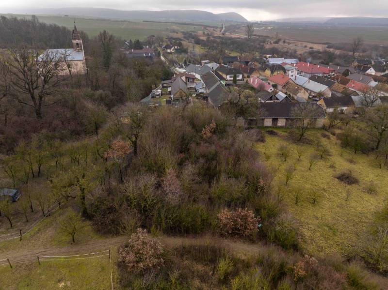 Blick auf das Grün, die Häuser und die Kirche in Gemerské Teplice auf den Erholungsgrundstücken.