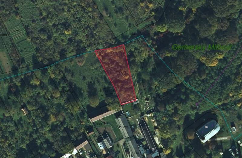 Luftaufnahme von Erholungsgrundstücken in Gemerské Teplice mit markiertem Grundstück.