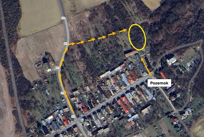 Luftaufnahme der Erholungsgebiete in Gemerské Teplice mit markierter Route.