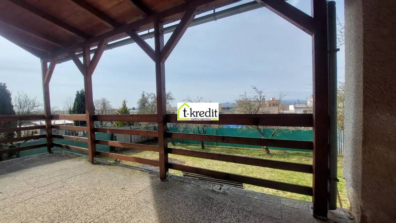Garten und Terrasse eines Einfamilienhauses in Zlaté Moravce mit einer Holzpergola.