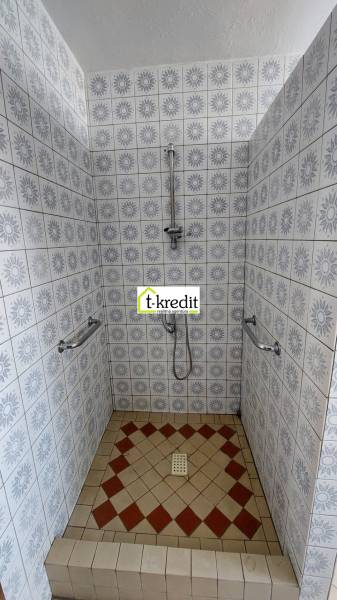 Duschkabine mit Keramikfliesen im Einfamilienhaus.