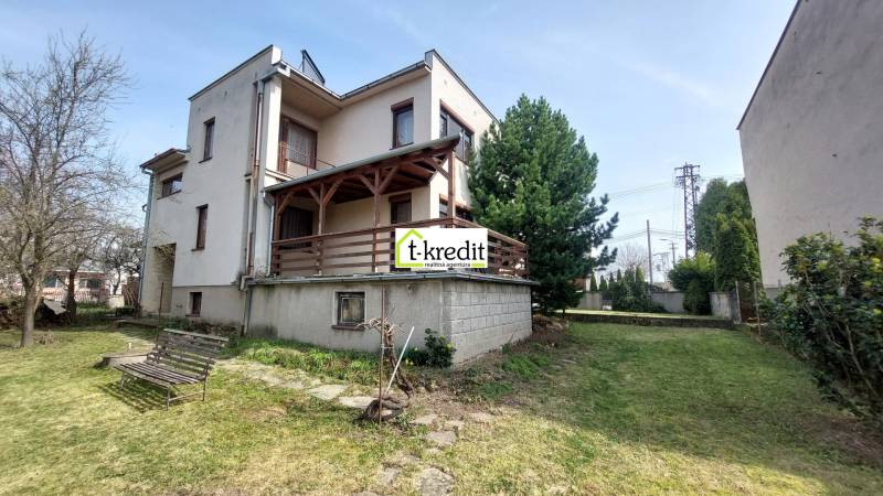Ein Einfamilienhaus in Zlaté Moravce mit Terrasse und einem Garten voller Grün.