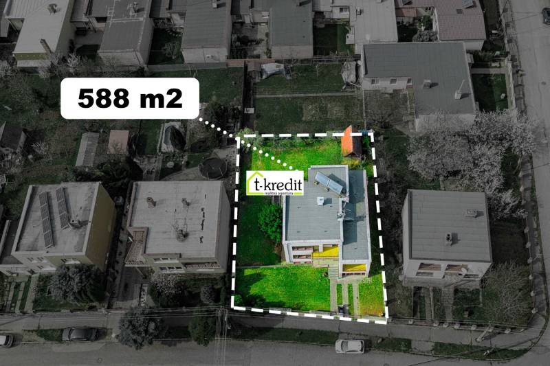 Einfamilienhaus in Zlaté Moravce mit einem Grundstück von 588 m², umgeben von weiteren Häusern.