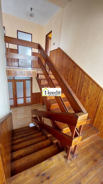 Treppe mit Holzverkleidung und Dekor in einem Einfamilienhaus.