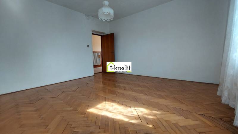 Geräumiges Zimmer mit Holzboden in einem Einfamilienhaus.